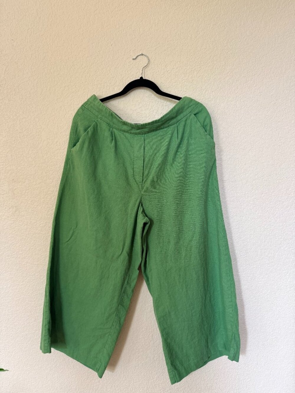 Vera Wang Women's Green Linen Trousers